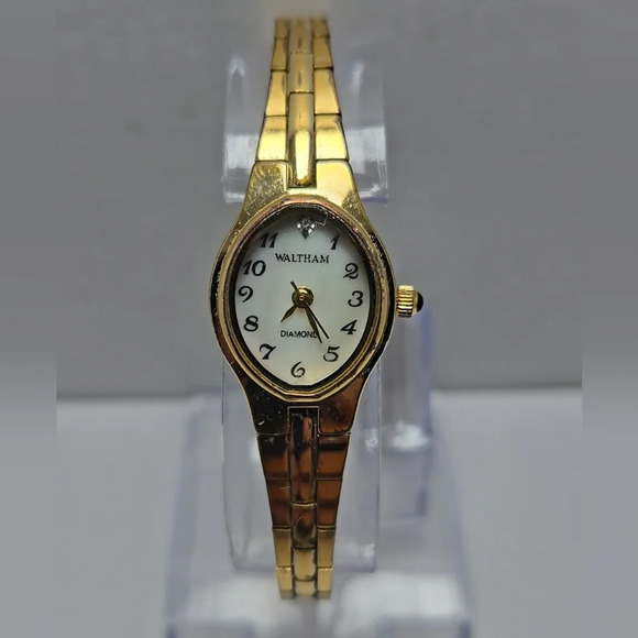 Womens Waltham Diamond Classic 17mm Oval Gold Tone MOP Watch WAW047 New Battery - Picture 1 of 10